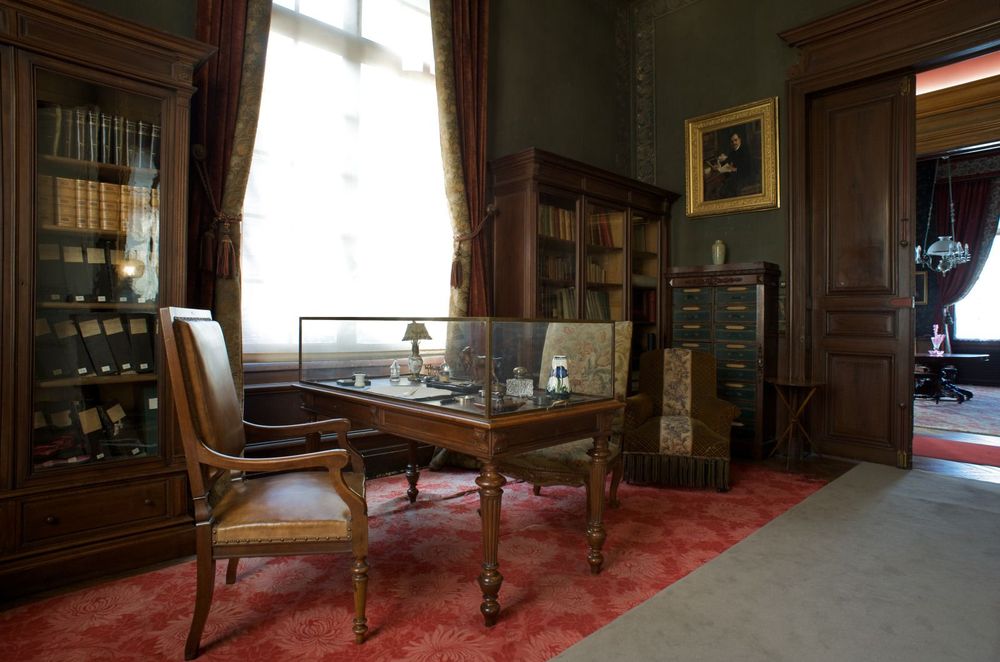 Cabinet de travail de Louis Pasteur où sont conservés sous vitrine ses objets personnels.