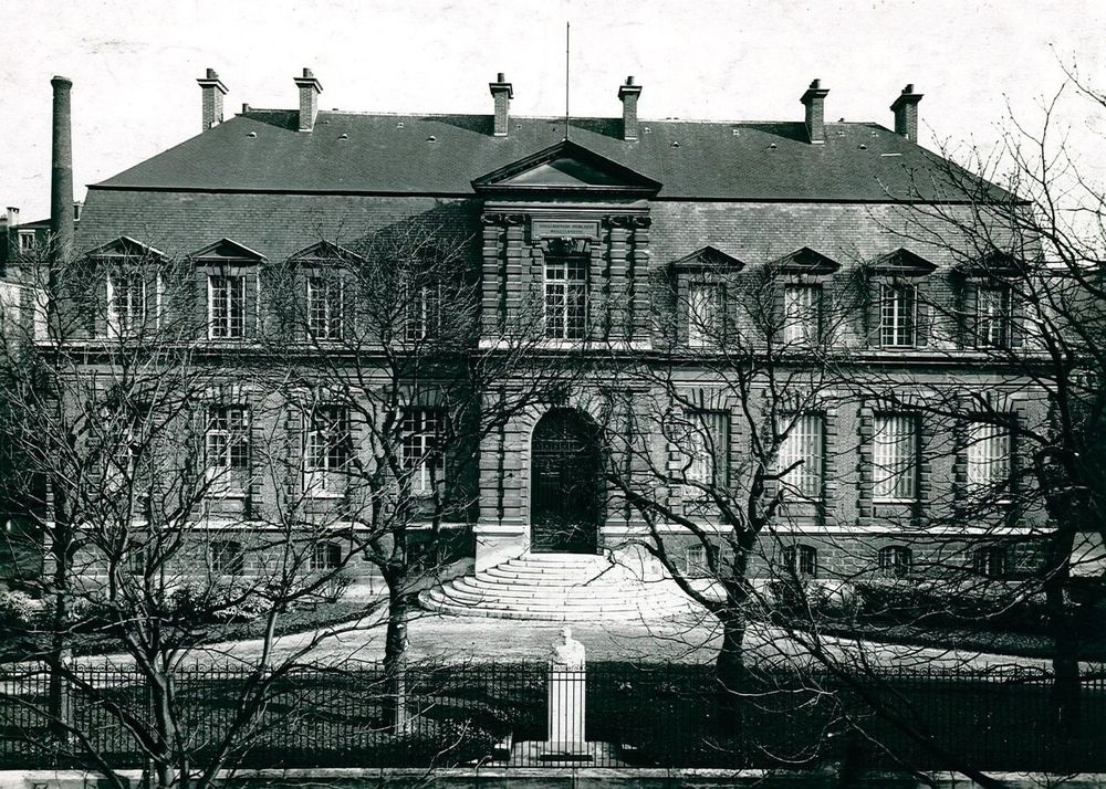 Façade du bâtiment historique de l'Institut Pasteur. Il fut construit en 1888. Seul bâtiment jusqu'en 1900, il abrite en 1930 la Bibliothèque, le Musée Pasteur (appartement de Louis et Marie Pasteur) et la Salle du Conseil. 