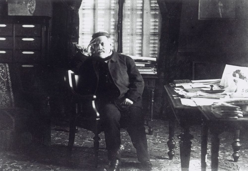 Louis Pasteur en 1892 dans son cabinet de travail à l'Institut Pasteur. Photo Dornac. Tirage ancien numérisé d'une photo faite par Dornac en 1892