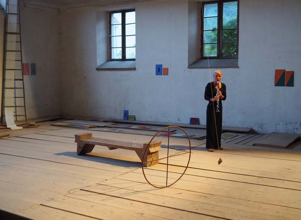 Zerfall und Verpuppung, interventions artistiques, performance Sans Son et installation avec des objets de la synagogue par Susanne Escher, images en arrière-plan par Nadine Seeger