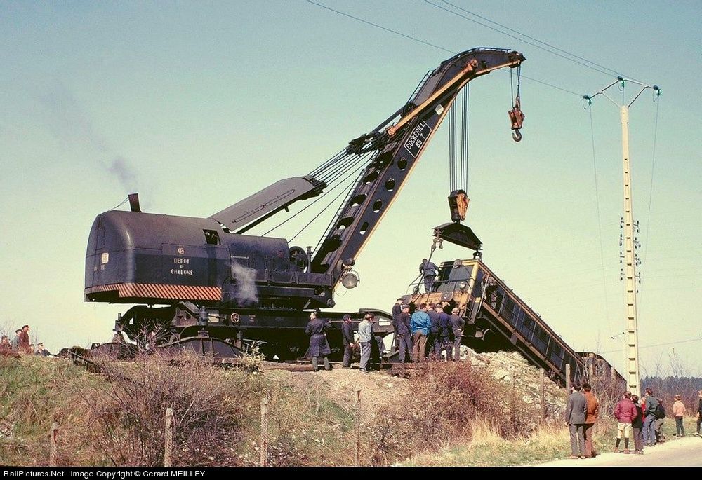 Grue ferroviaire dépannant un train