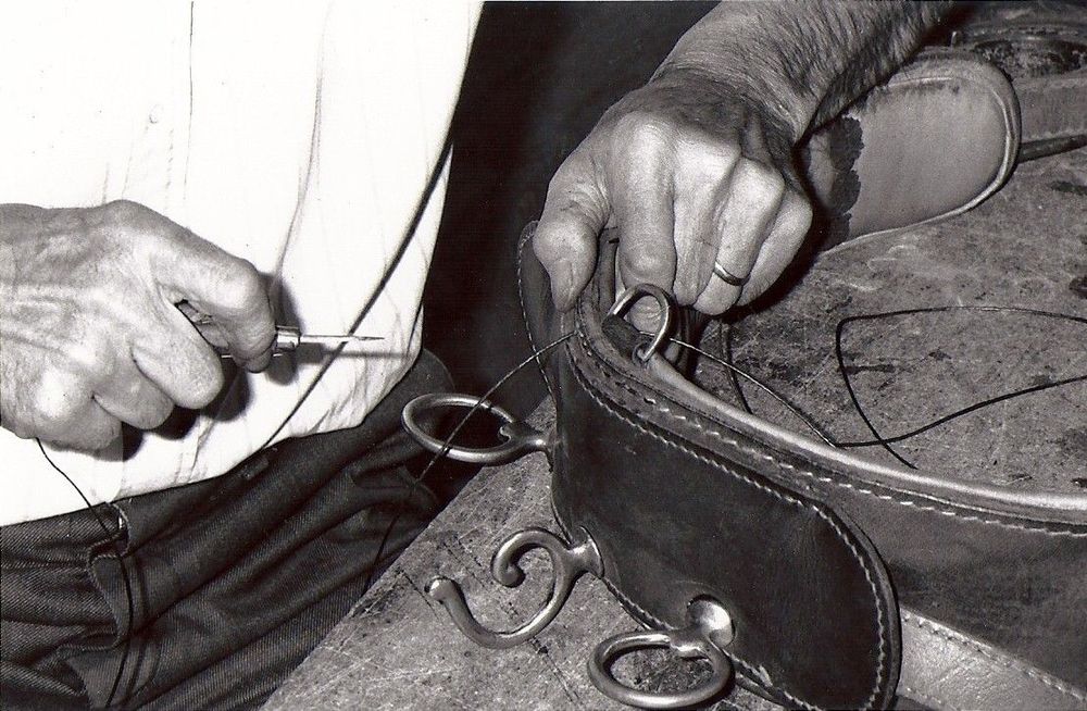 Ouvrier au travail à la sellerie Ronzon