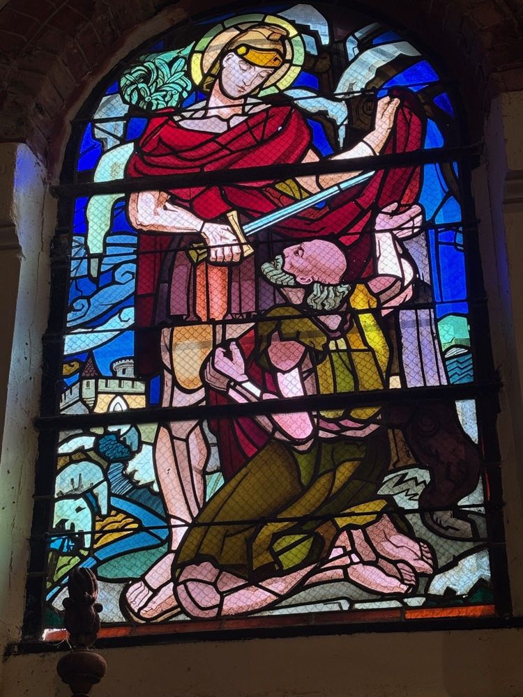 Un vitrail coloré représentant Saint Martin une épée à la main