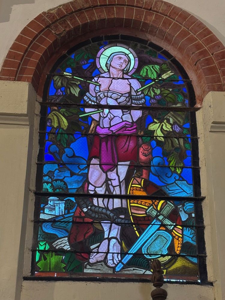 Un vitrail coloré représentant Saint Sébastien