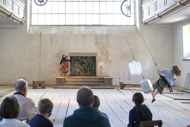 L‘artiste de danse Rebekka Gather et la violoniste Mara Miribung, en mai 2021 dans le cadre de Die Versammlung (Jasminka Stenz)