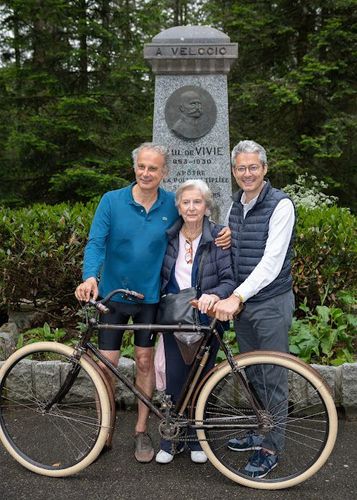 Famille de Paul de Vivie posant devant la stèle avec l'un de ces vélos